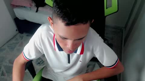 Snapshot of sombra_18 chatting on 05/16/26, 09:24 ESTEBAN online show from 05/16/26, 09:24