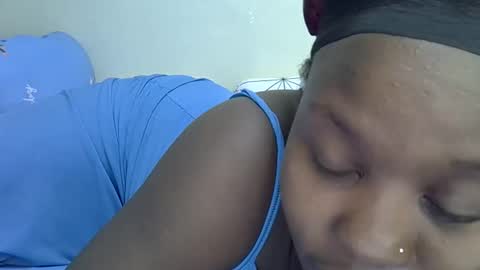 Snapshot of sonnia02 chatting on 11/02/25, 08:22 sonnia02 online show from 11/02/25, 08:22