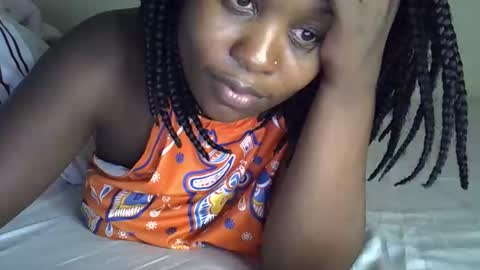 Snapshot of sonnia02 chatting on 12/04/25, 11:02 sonnia02 online show from 12/04/25, 11:02