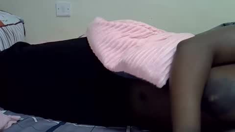 Snapshot of sonnia02 chatting on 12/16/25, 04:39 sonnia02 online show from 12/16/25, 04:39