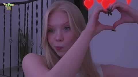 Snapshot of sonyaplush chatting on 12/21/24, 08:00 Sonya Instagram Twitter sonyaplushgirl OnlyFans sonyaplush online show from 12/21/24, 08:00