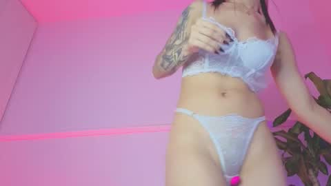 Sophia Independent model online show from 10/28/25, 10:56