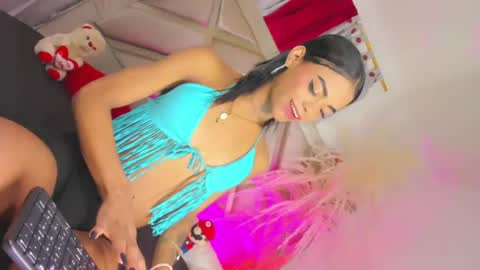sophia_horny19 online show from 07/08/26, 12:48