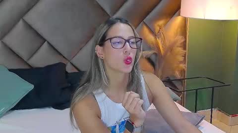 Snapshot of sophia_loreenn chatting on 09/14/25, 03:11 Sofia online show from 09/14/25, 03:11