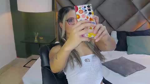 Snapshot of sophia_loreenn chatting on 09/20/25, 03:02 Sofia online show from 09/20/25, 03:02