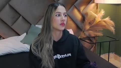 Snapshot of sophia_loreenn chatting on 10/12/25, 01:54 Sofia online show from 10/12/25, 01:54