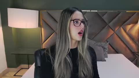 Snapshot of sophia_loreenn chatting on 10/25/25, 02:46 Sofia online show from 10/25/25, 02:46