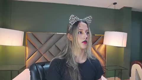 Snapshot of sophia_loreenn chatting on 10/29/25, 12:18 Sofia online show from 10/29/25, 12:18