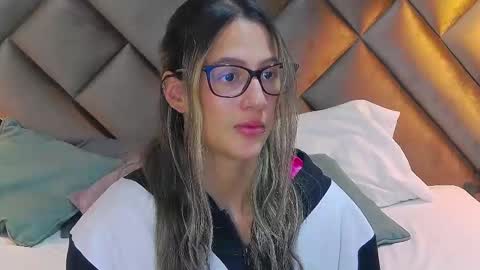 Snapshot of sophia_loreenn chatting on 12/22/25, 02:25 Sofia online show from 12/22/25, 02:25