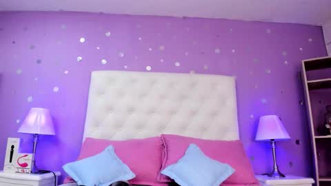 Snapshot of sophia_models chatting on 12/20/25, 07:32 Sophia online show from 12/20/25, 07:32