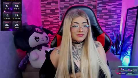 Snapshot of sophiaa_cherry chatting on 12/23/25, 05:49 Sophia online show from 12/23/25, 05:49
