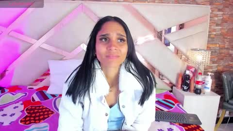 Snapshot of sophiaa_paris chatting on 11/17/25, 02:28 Sophia Paris online show from 11/17/25, 02:28