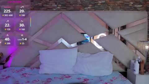 Snapshot of sophiaa_paris chatting on 11/23/25, 03:28 Sophia Paris online show from 11/23/25, 03:28