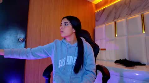 Snapshot of sophiadoll_tf chatting on 10/29/25, 08:43 sophiadoll_tf online show from 10/29/25, 08:43