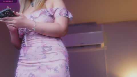 Snapshot of sophialaxx chatting on 06/20/26, 10:45 Sophia online show from 06/20/26, 10:45