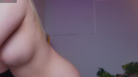 Snapshot of sophialaxx chatting on 06/25/26, 05:12 Sophia online show from 06/25/26, 05:12