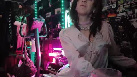 Snapshot of sophie198013 chatting on 05/15/26, 11:23 Sophie Satin1980 online show from 05/15/26, 11:23