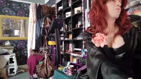 Snapshot of sophie198013 chatting on 05/21/26, 01:51 Sophie Satin1980 online show from 05/21/26, 01:51