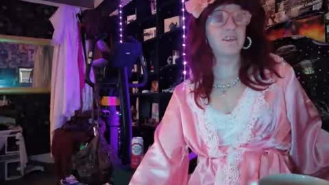 Snapshot of sophie198013 chatting on 05/23/26, 11:09 Sophie Satin1980 online show from 05/23/26, 11:09