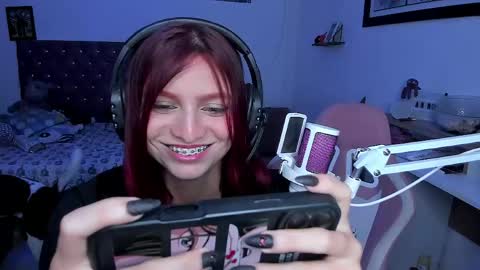 Snapshot of sophie_dolly_ chatting on 05/13/26, 04:21 sophie doll online show from 05/13/26, 04:21