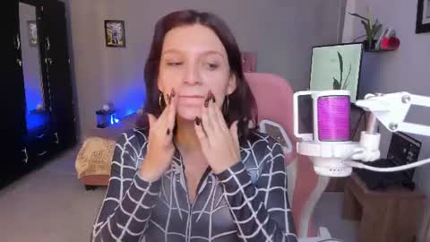 Snapshot of sophie_dolly_ chatting on 07/18/26, 05:39 sophie doll online show from 07/18/26, 05:39