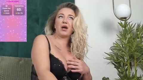 Snapshot of sophie_maeve chatting on 10/15/25, 04:12 sophie_maeve online show from 10/15/25, 04:12