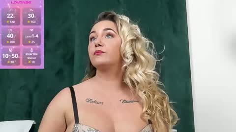 Snapshot of sophie_maeve chatting on 10/29/25, 06:04 sophie_maeve online show from 10/29/25, 06:04