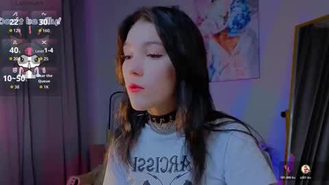 sophie_nomenal_ online show from 11/11/25, 09:26