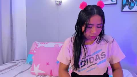 sophie_w1 online show from 11/15/25, 12:34