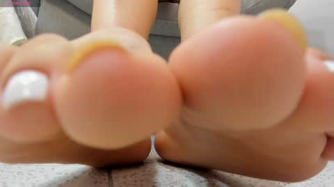 sophieharris__ online show from 12/15/24, 05:20