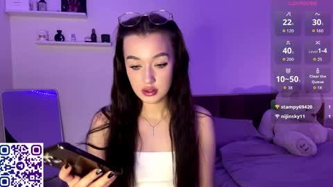 Snapshot of sophielainee chatting on 05/21/26, 05:20 citygirl my face is 10 my body tea everything on me natural im petiteee online show from 05/21/26, 05:20