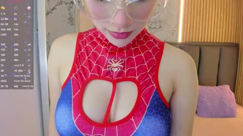 Snapshot of sophiemeyer chatting on 10/09/25, 12:47 Sophie online show from 10/09/25, 12:47