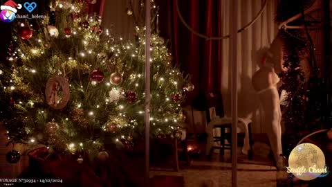 Snapshot of souffle_chaud chatting on 12/15/24, 12:40 . . online show from 12/15/24, 12:40