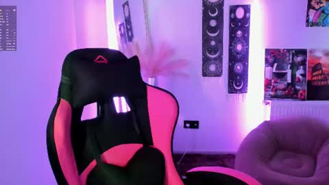 Snapshot of sour_cherry_ chatting on 06/17/26, 11:56 Jennie online show from 06/17/26, 11:56