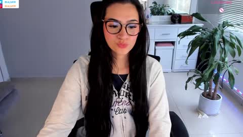 Luisa    online show from 01/17/25, 08:22