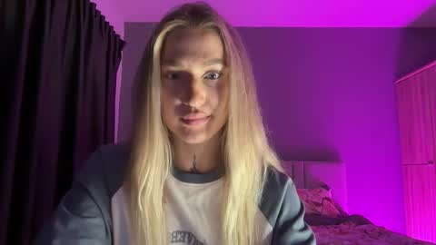 Snapshot of sparks__daisy chatting on 10/05/25, 11:30 DAISY online show from 10/05/25, 11:30