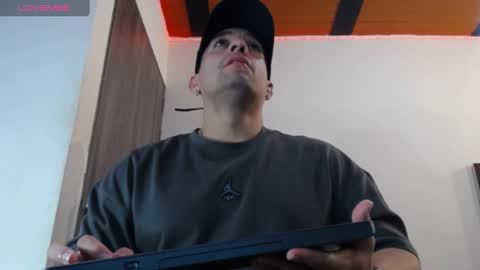 Snapshot of spartacus_cam chatting on 01/20/25, 05:26     online show from 01/20/25, 05:26