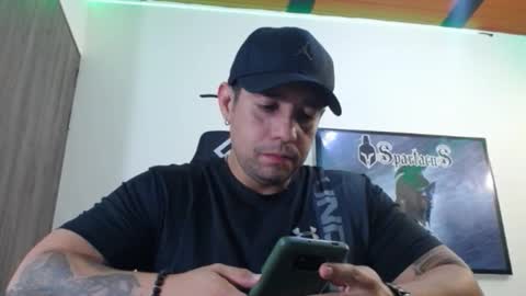 Snapshot of spartacus_cam chatting on 10/31/25, 05:52     online show from 10/31/25, 05:52