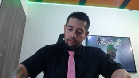 Snapshot of spartacus_cam chatting on 12/18/25, 05:24 online show from 12/18/25, 05:24