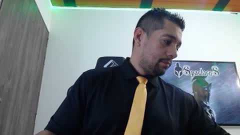 Snapshot of spartacus_cam chatting on 12/20/25, 05:25 online show from 12/20/25, 05:25
