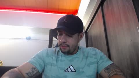 Snapshot of spartacus_cam chatting on 01/06/26, 05:22 online show from 01/06/26, 05:22