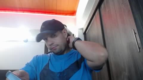 Snapshot of spartacus_cam chatting on 04/19/26, 05:18 online show from 04/19/26, 05:18