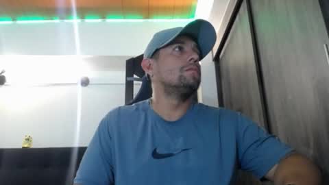 Snapshot of spartacus_cam chatting on 04/22/26, 05:21 online show from 04/22/26, 05:21