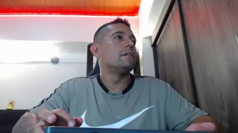 Snapshot of spartacus_cam chatting on 04/29/26, 05:22 online show from 04/29/26, 05:22