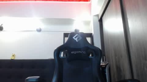 Snapshot of spartacus_cam chatting on 05/25/26, 04:18 online show from 05/25/26, 04:18