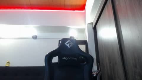 Snapshot of spartacus_cam chatting on 05/27/26, 05:26 online show from 05/27/26, 05:26