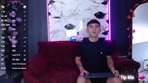 Snapshot of spicyboys_ chatting on 10/18/25, 10:32 online show from 10/18/25, 10:32