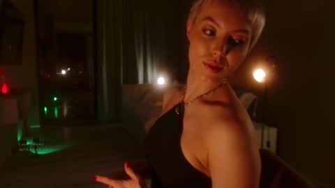 Elizabeth online show from 11/19/25, 05:13