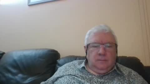 Snapshot of springtine chatting on 05/17/26, 11:23 springtine online show from 05/17/26, 11:23