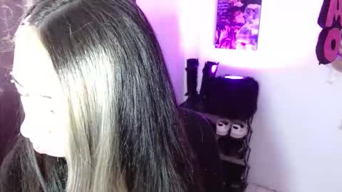 Snapshot of squirt_charlotte chatting on 10/20/25, 02:06  HELLO WELCOME MY NAME IS CHARLOTTE OY A NEW GIRL   online show from 10/20/25, 02:06